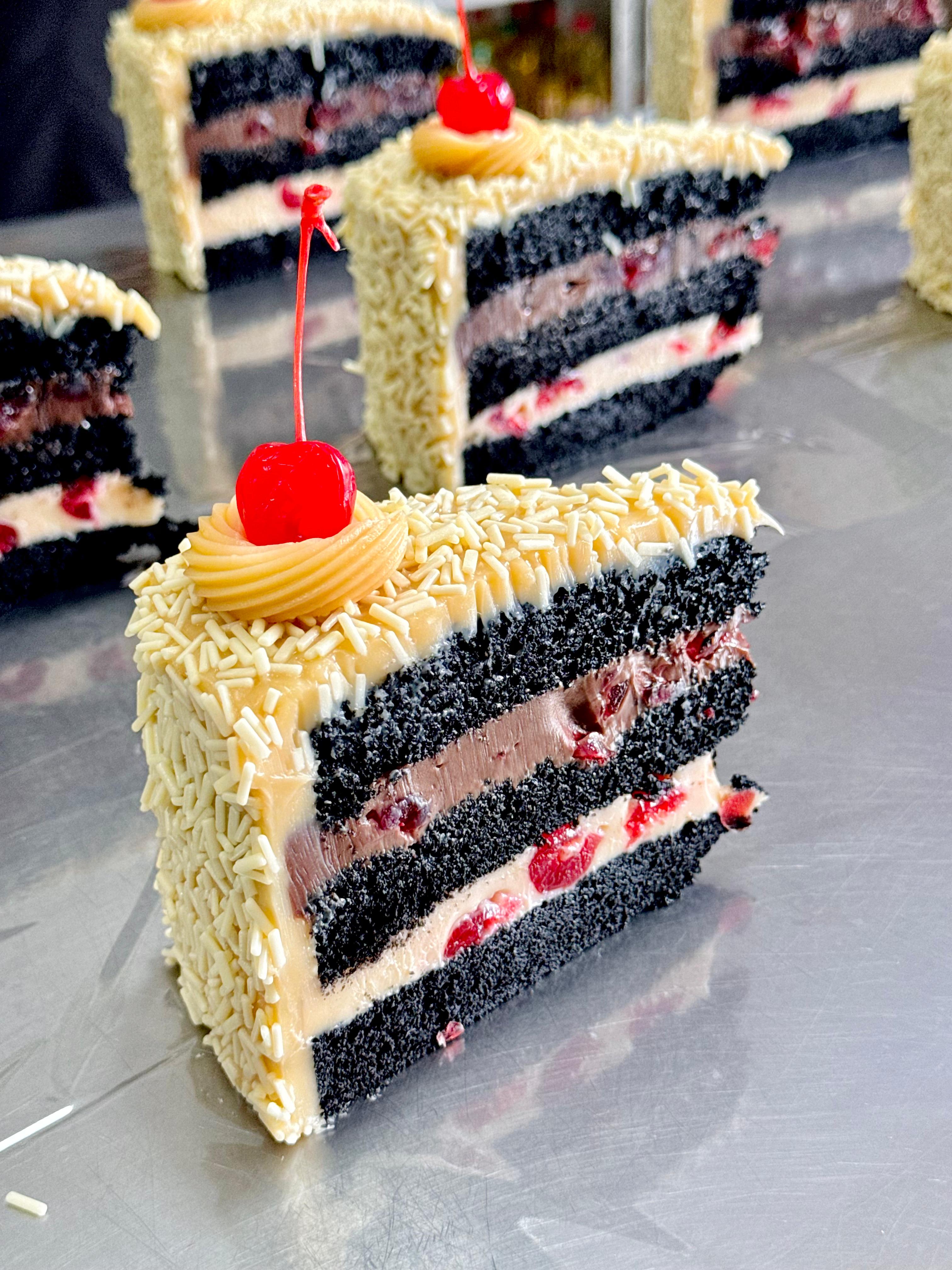 Fatia de chocolate com camadas e cereja