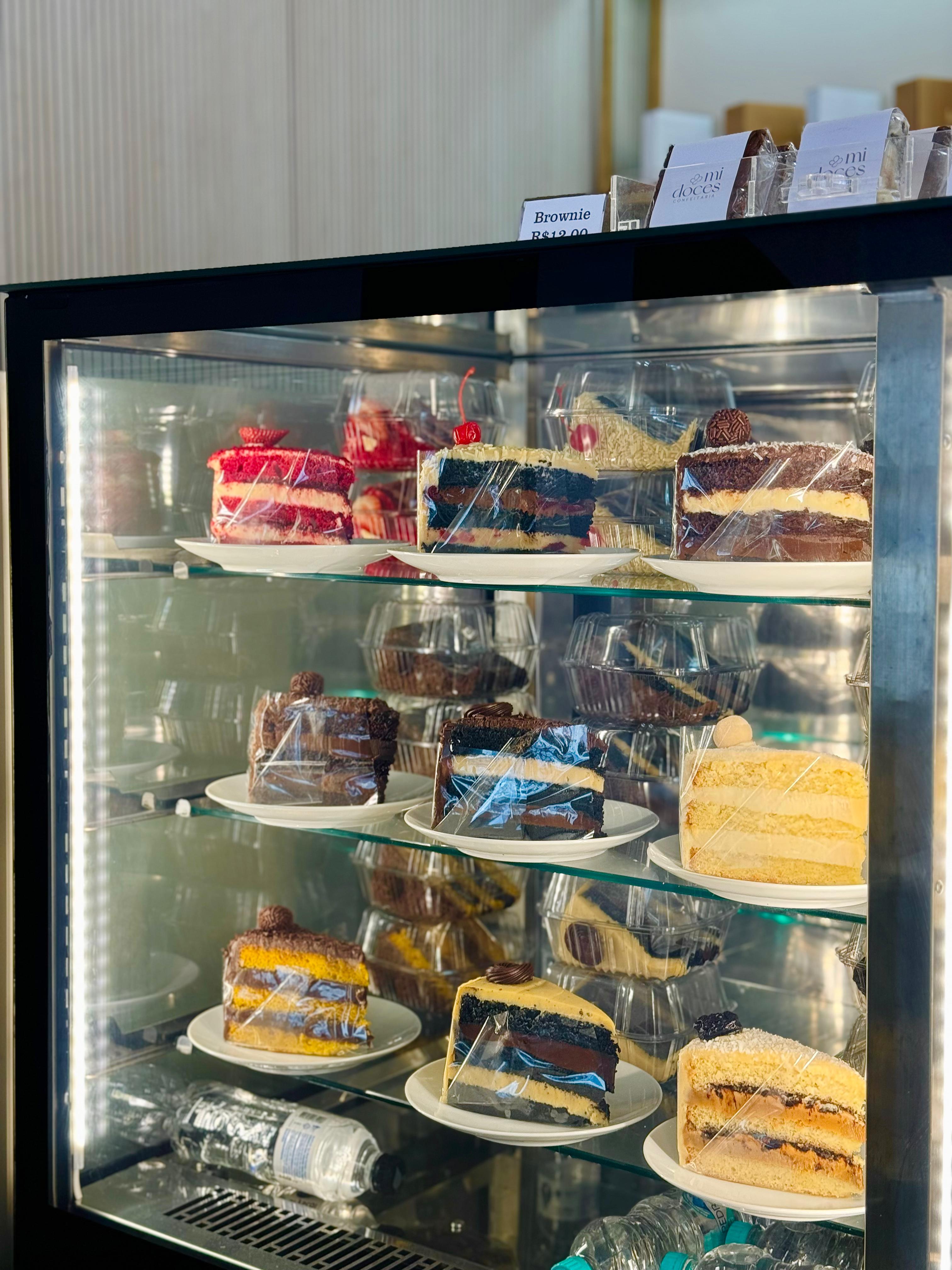 Vitrine com fatias coloridas variadas