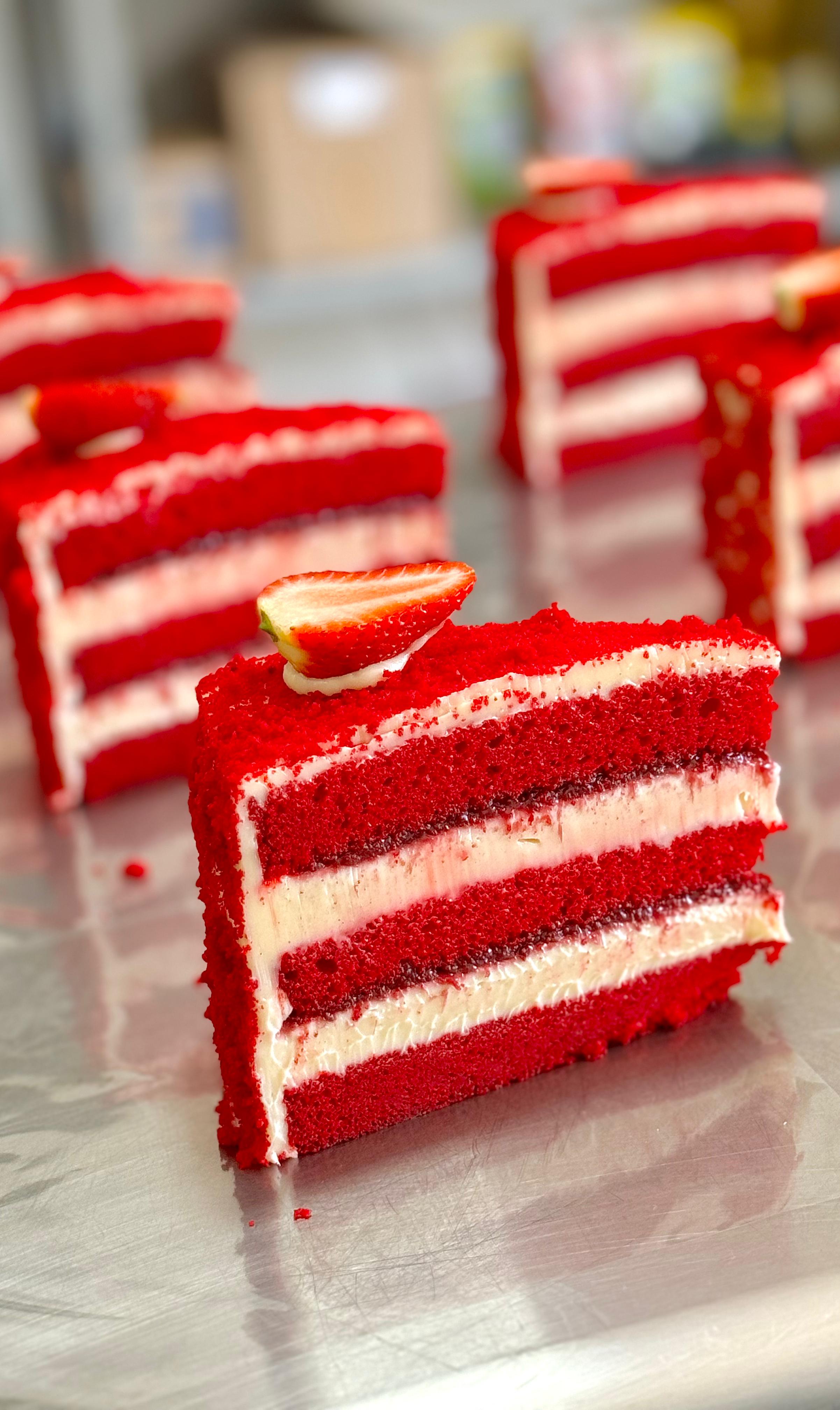 Fatia Red Velvet com camadas vermelhas e creme