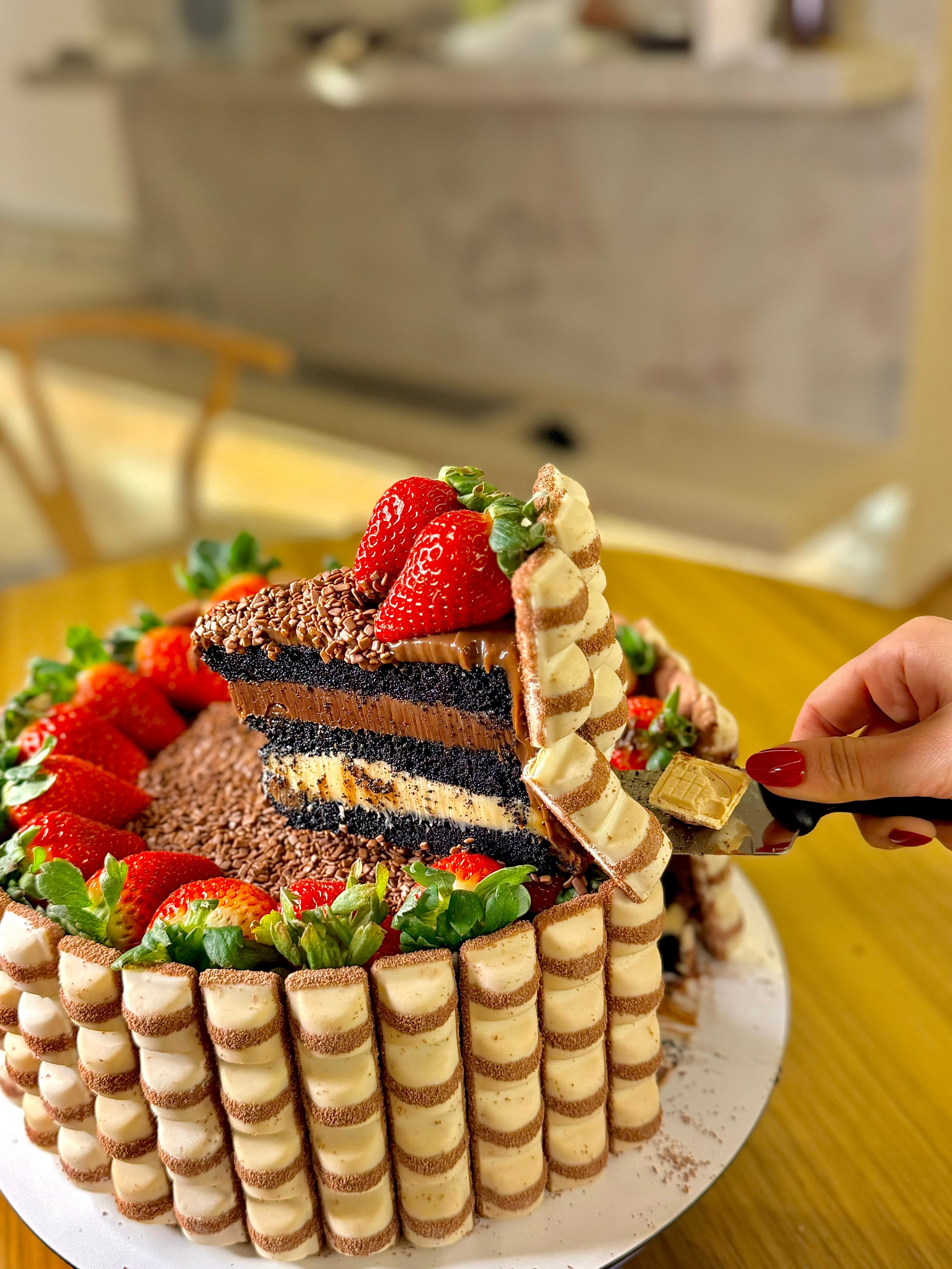 Bolo decorado com biscoitos e morangos